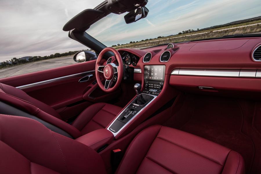 Интерьер Porsche 718 Boxster 2016 года  (фото 3 из 30)